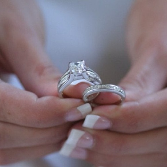 Stunning Princess Cut White Gold Plated sz 8 ring - Picture 3 of 3